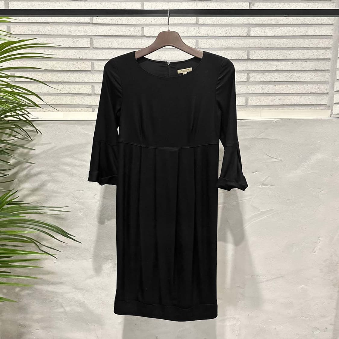 버버리 미디 원피스 라운드넥 7부 플레어 소매 플리츠 디테일 블랙 상품이미지2