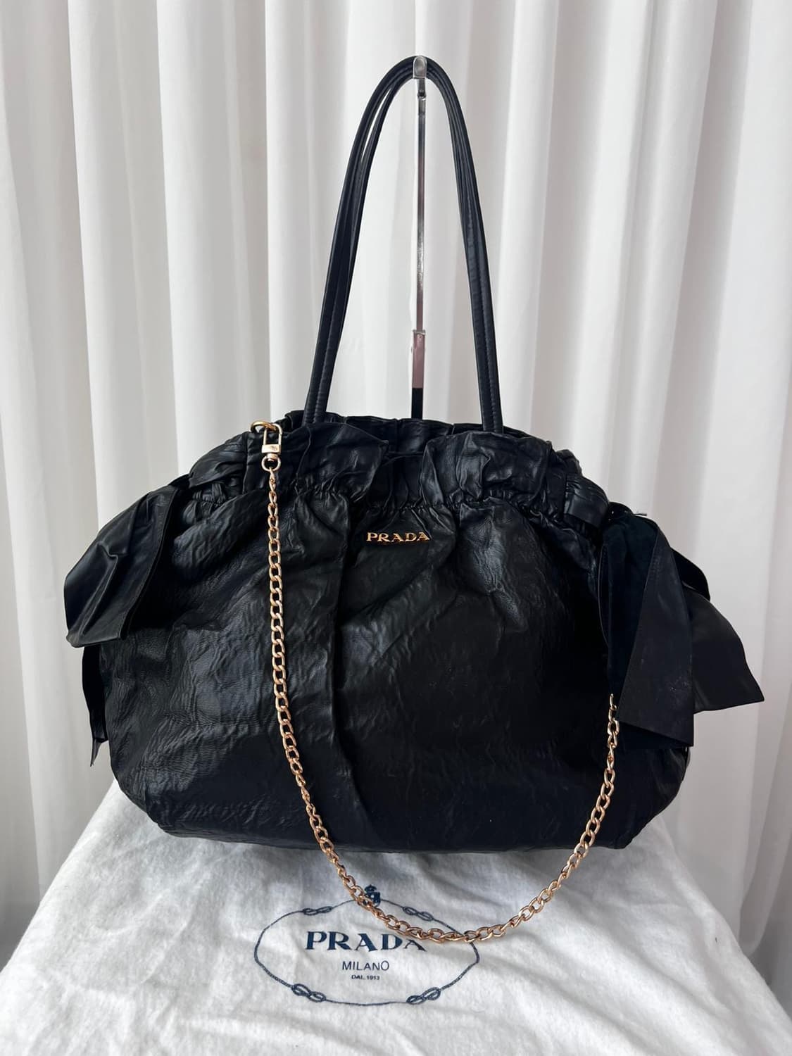 프라다 블랙 보우 레더 리본 사첼백 상품이미지2