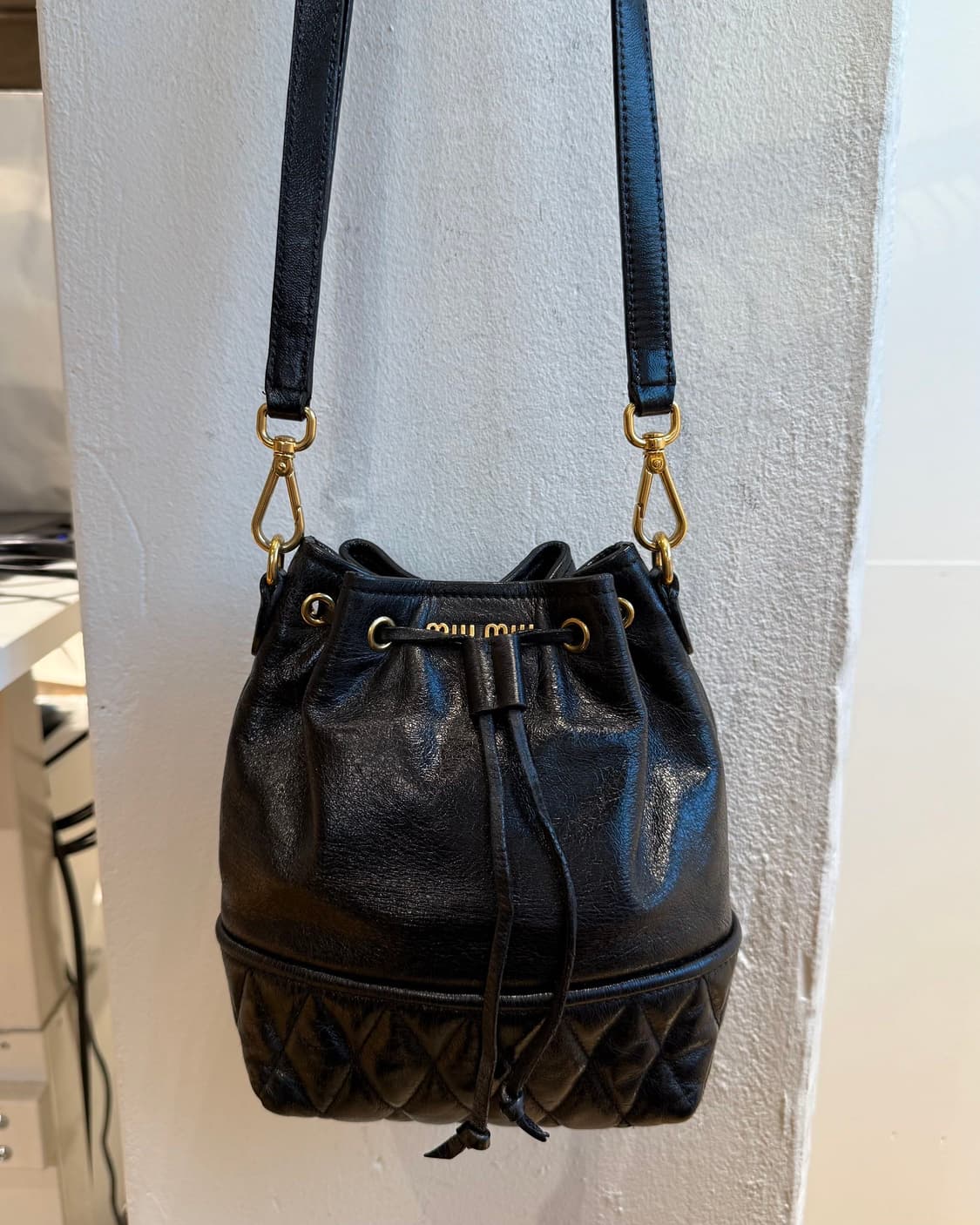 미우미우 블랙 나파 마테라쎄 버킷 숄더백  상품이미지3