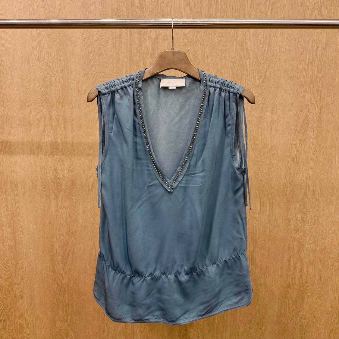 쟈딕 앤 볼테르 디럭스 비즈 스터드 브이넥 슬리브리스 블라우스 딥그린 상품이미지2