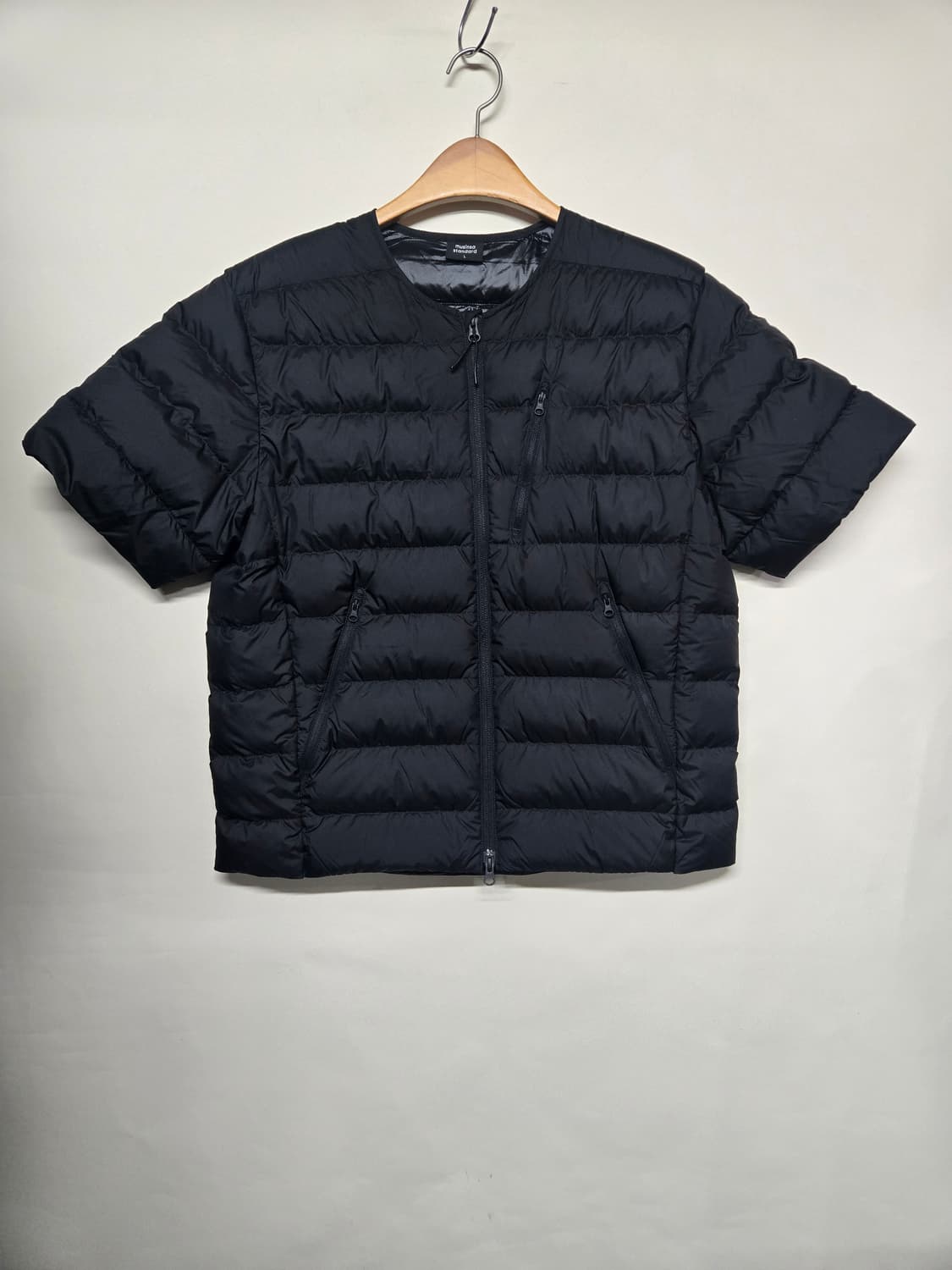 25신상 새제품)무신사 스탠다드 경량 반팔 숏패딩 블랙 L 상품이미지2