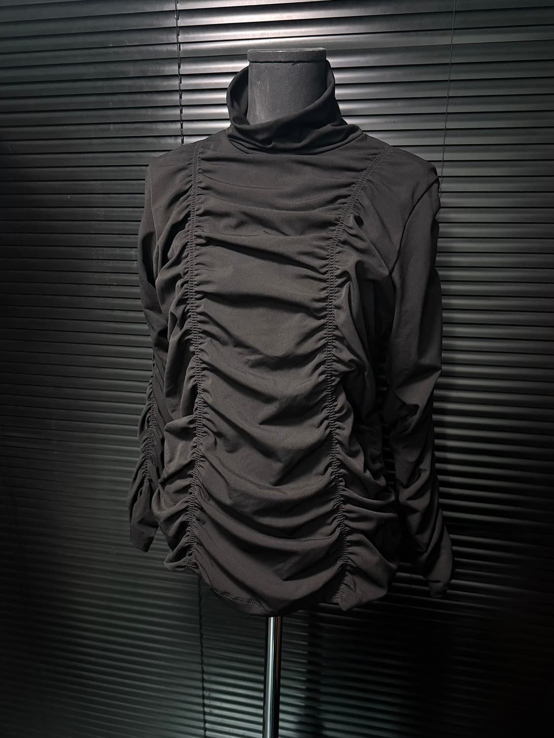 이상봉 컬렉션 셔링 주름 목티 목폴라 고스 펑크 락 블랙 터틀넥 기모  상품이미지1