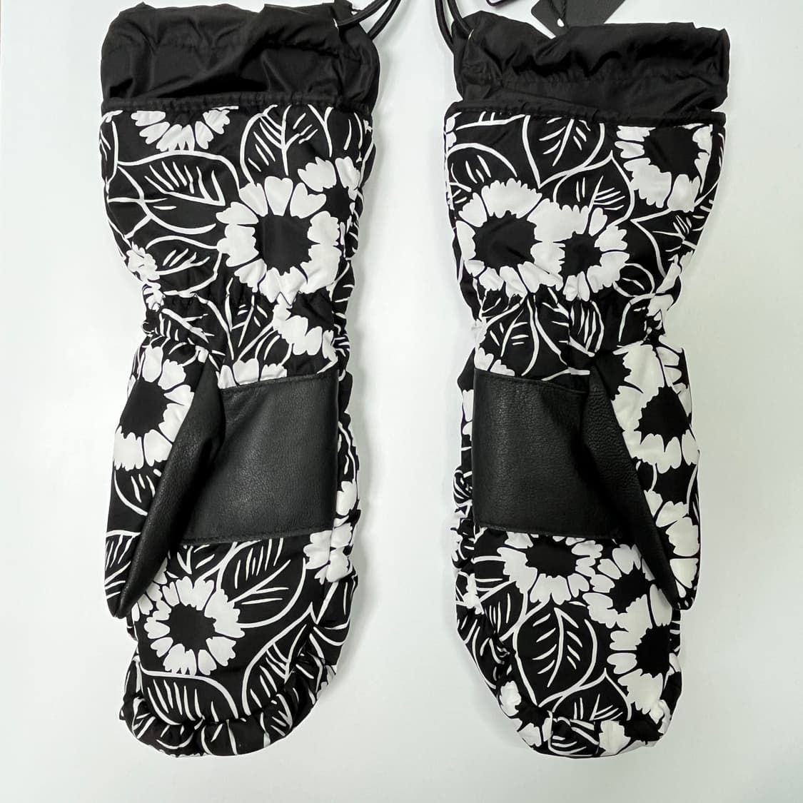 새상품 프라다 패딩 장갑 트라이앵글 로고 플라워 블랙 상품이미지4