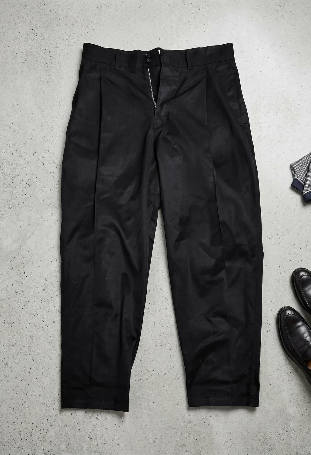 로코베이직 PO14 블랙 테이퍼드 팬츠 입니다. 상품이미지1