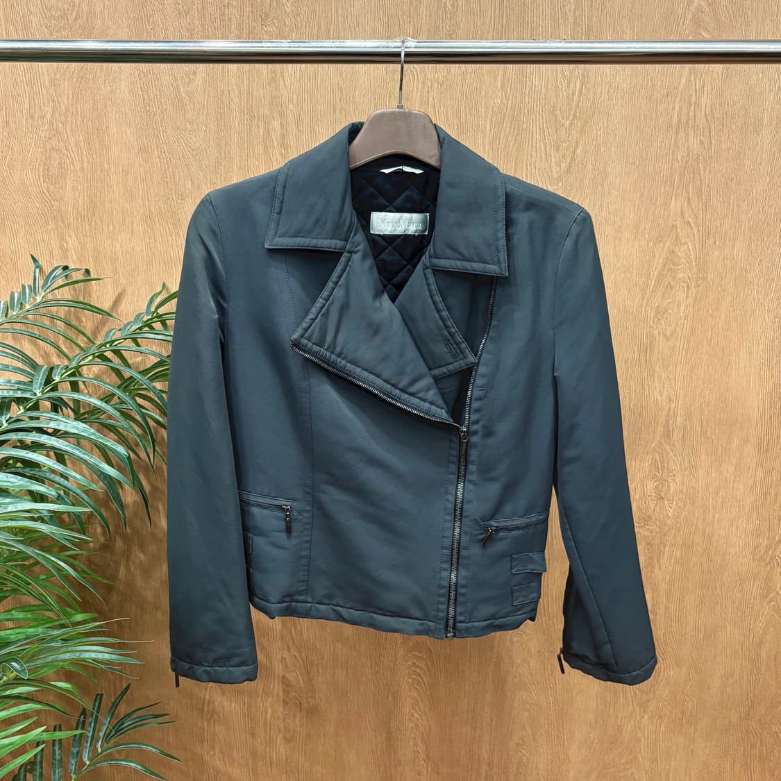 막스마라 패디드 라이더 자켓 D링 스트랩 퀄팅 안감 디테일 차콜 그레이 상품이미지1