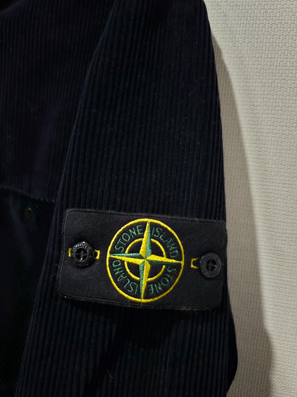 정품 24FW 스톤아일랜드 와펜 패치 코듀로이 자켓 블랙 95 / M 상품이미지3