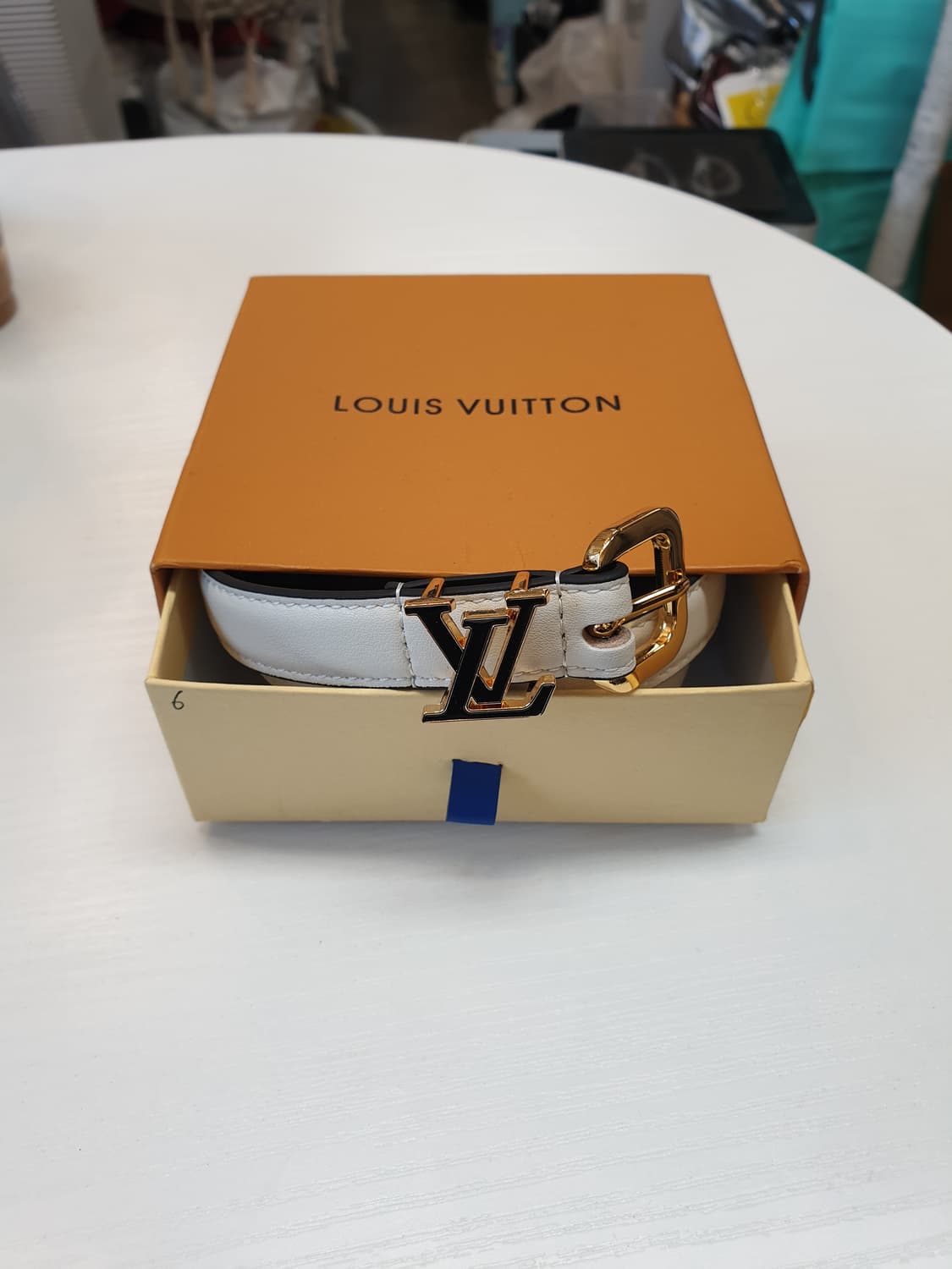 루이비통 여성 블랙 버클 화이트 벨트 새상품✅️ 상품이미지1