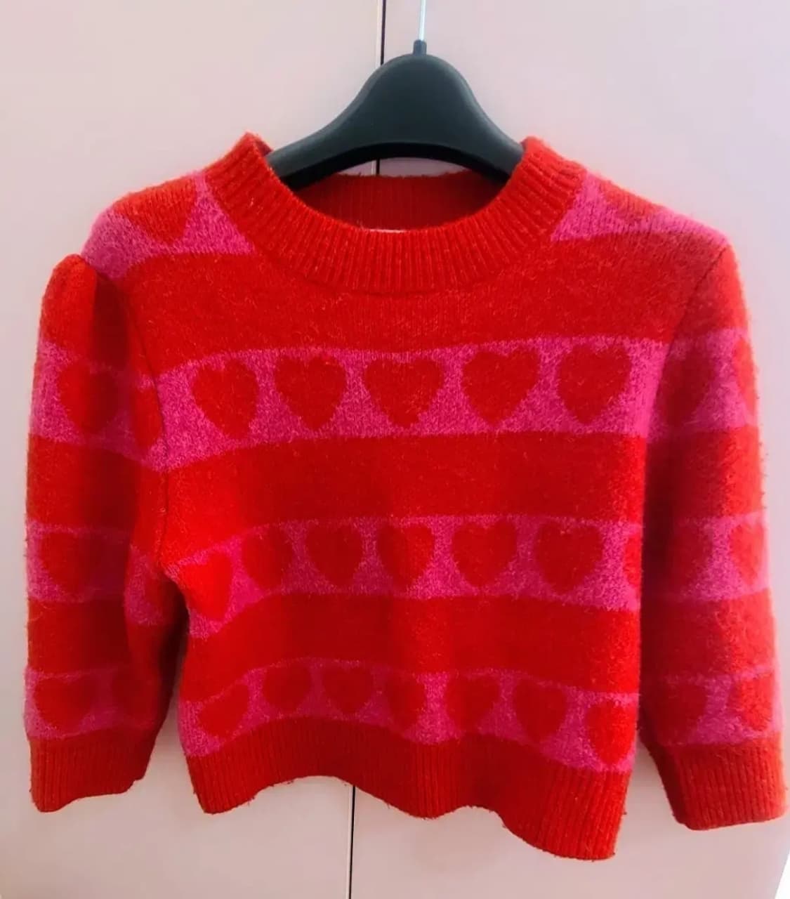 하트 패턴이 돋보이는 Zara 레드 크롭 니트 상품이미지1