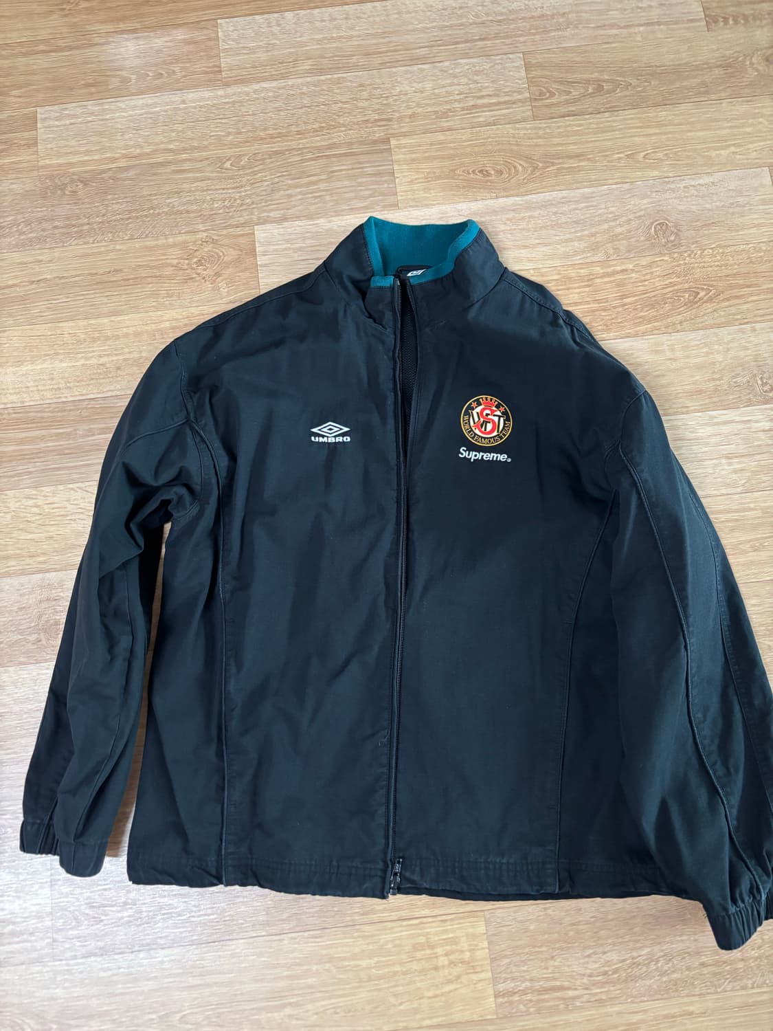 슈프림 엄브로 트랙자켓 M사이즈 판매합니다 상품이미지1