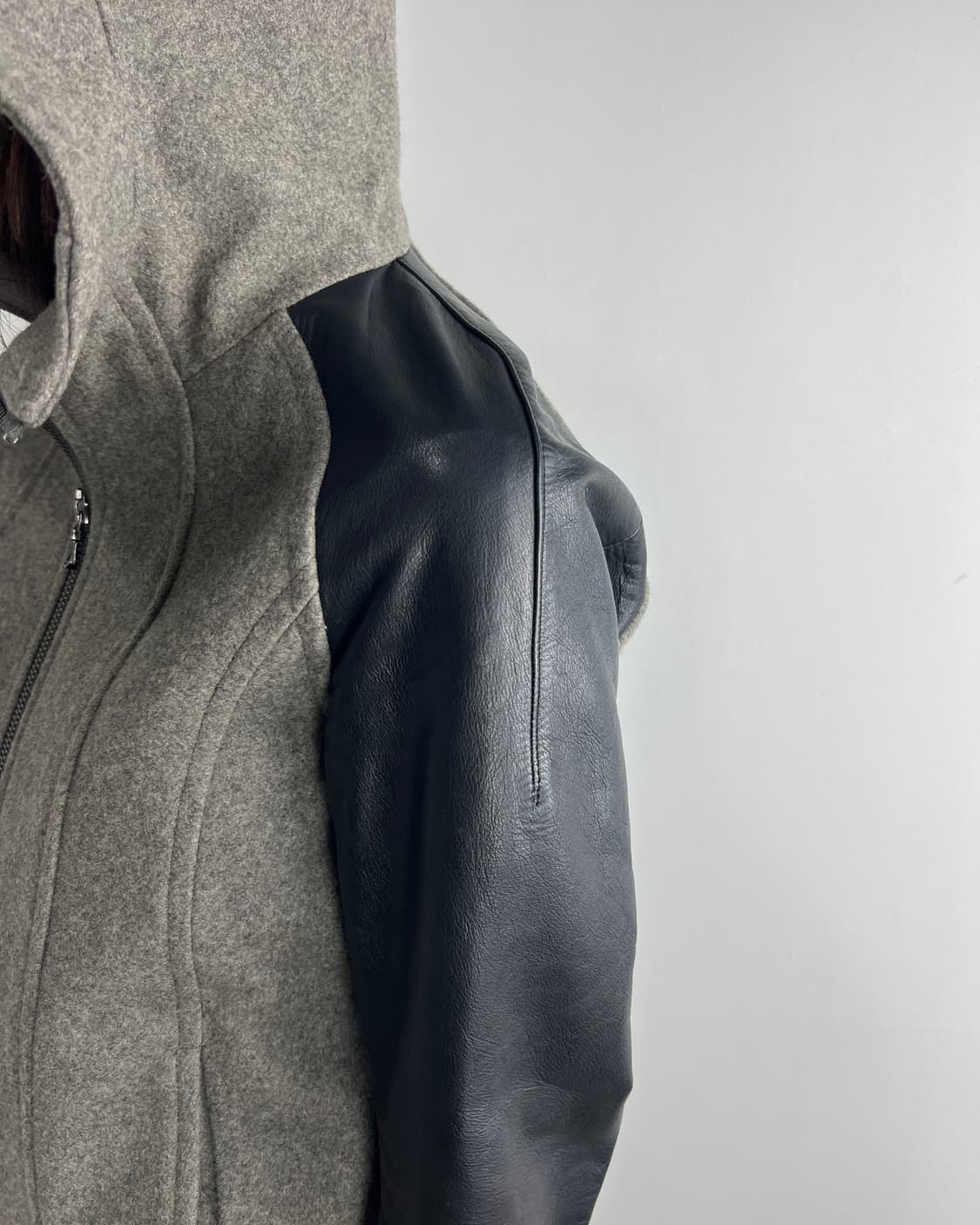 어태치먼트 (Attachment) 레더암 하이넥 멜톤 울 자켓 상품이미지3