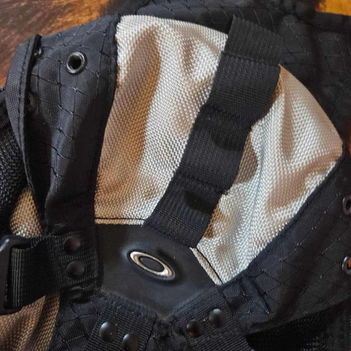 오클리(OAKLEY) 라이트 그레이 미니 백팩 상품이미지6