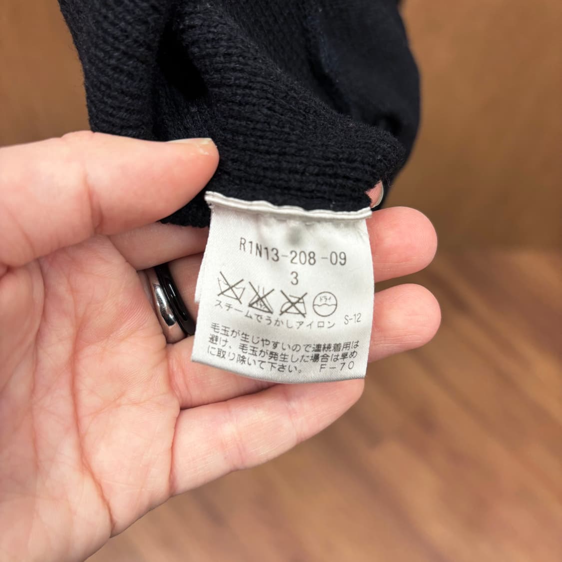 닐 바렛 하이넥 니트 자켓 스탠드 카라 숄더 에폭 장식 버튼 디테일 블랙 상품이미지8