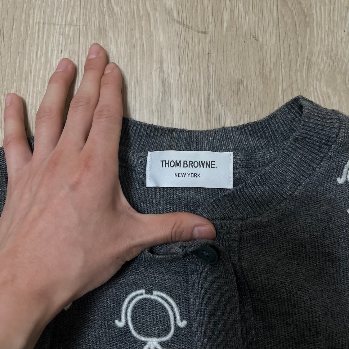 톰브라운 여성 시그니처 라인 라운드 니트 가디건  상품이미지4