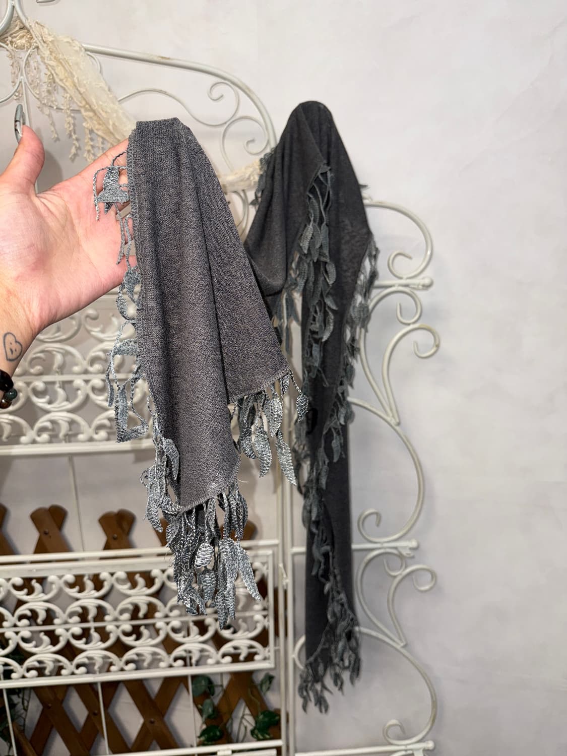 Charcoal grunge leaves scarf 상품이미지3