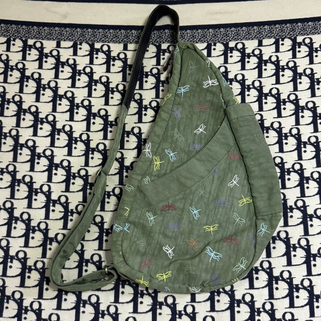 아메리백 잠자리 패턴 슬링백 올리브 그린 상품이미지1