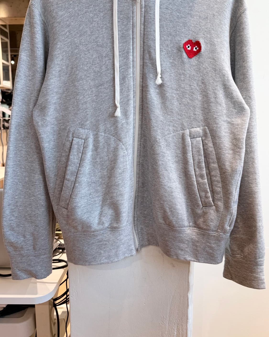 꼼데가르송 플레이 그레이 픽셀 하트 와펜 후드 집업  상품이미지6