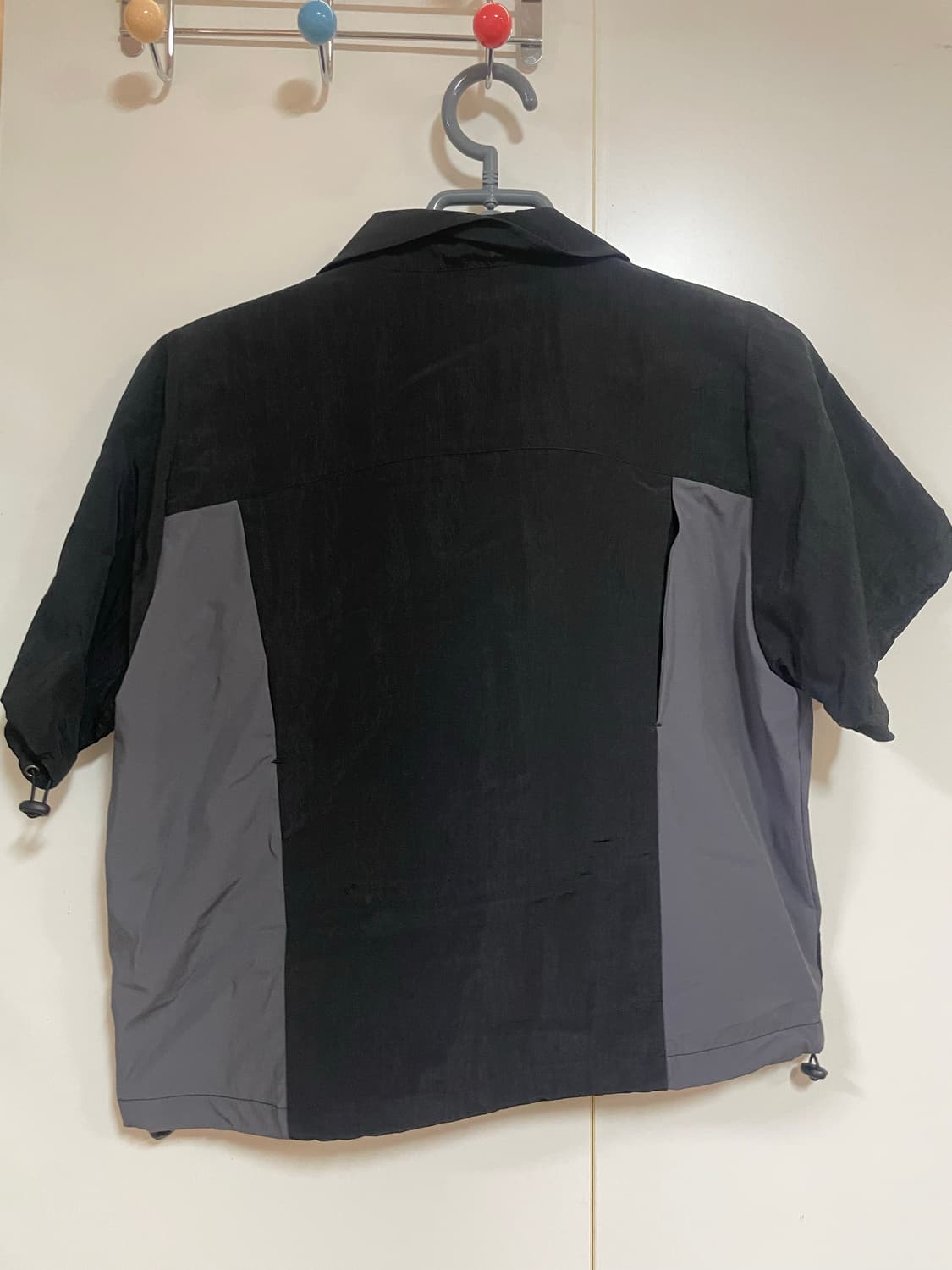 오호스 커브 포켓 스트링 집업 블랙  상품이미지2