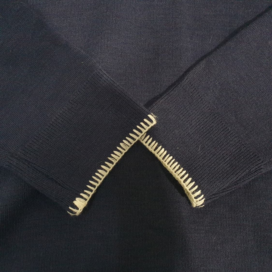 오드디파트먼트 자수 브이넥 오버핏 니트 M 상품이미지5