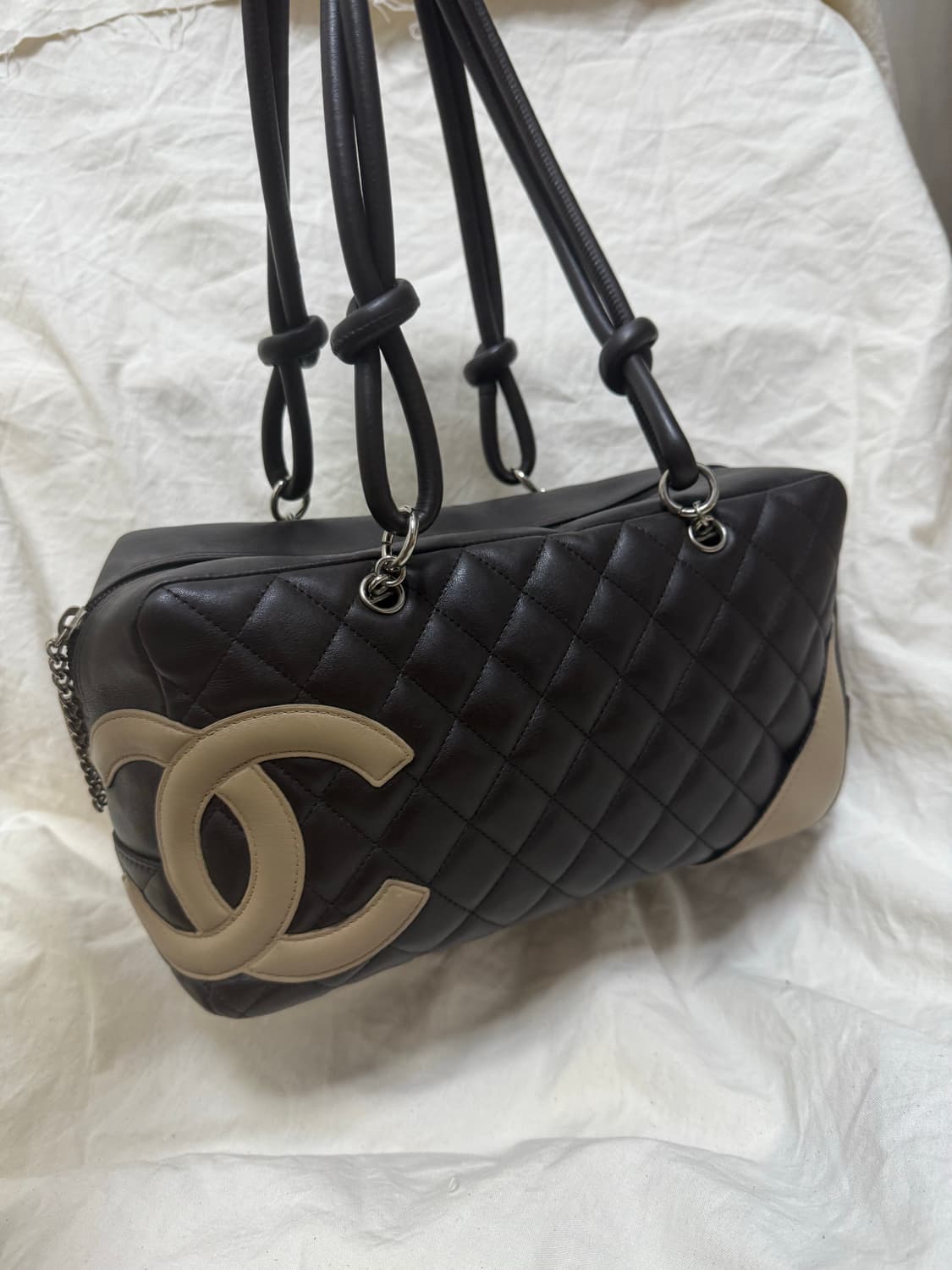 샤넬 깜봉 백 브라운 릴리로즈뎁 착용 정품 상품이미지4