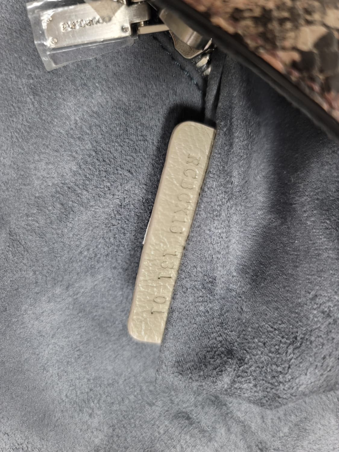 쿠론 뱀가죽패턴 가죽 숄더백

 상품이미지7