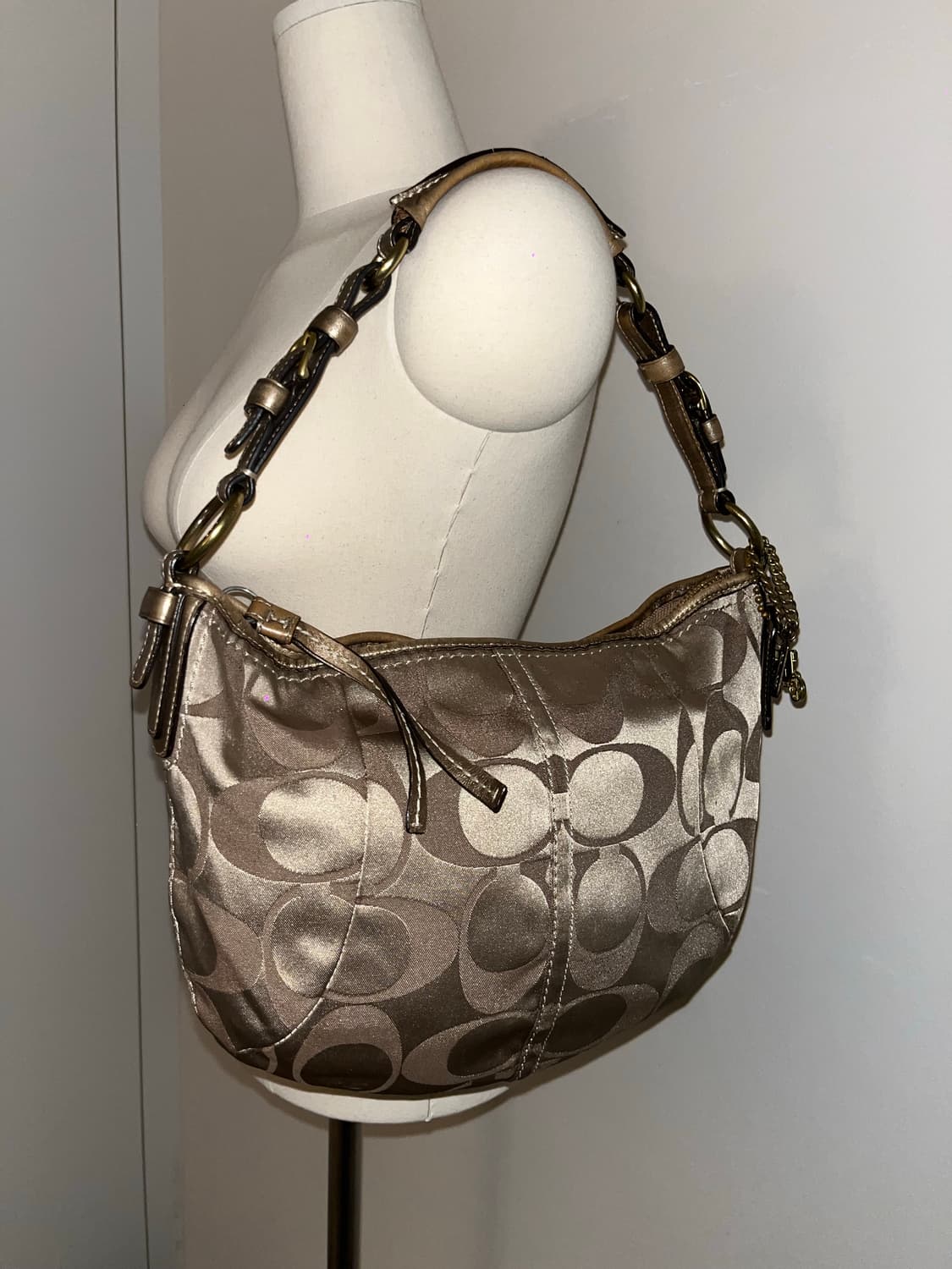 Coach Gold Half Moon Shoulder Bag 상품이미지3