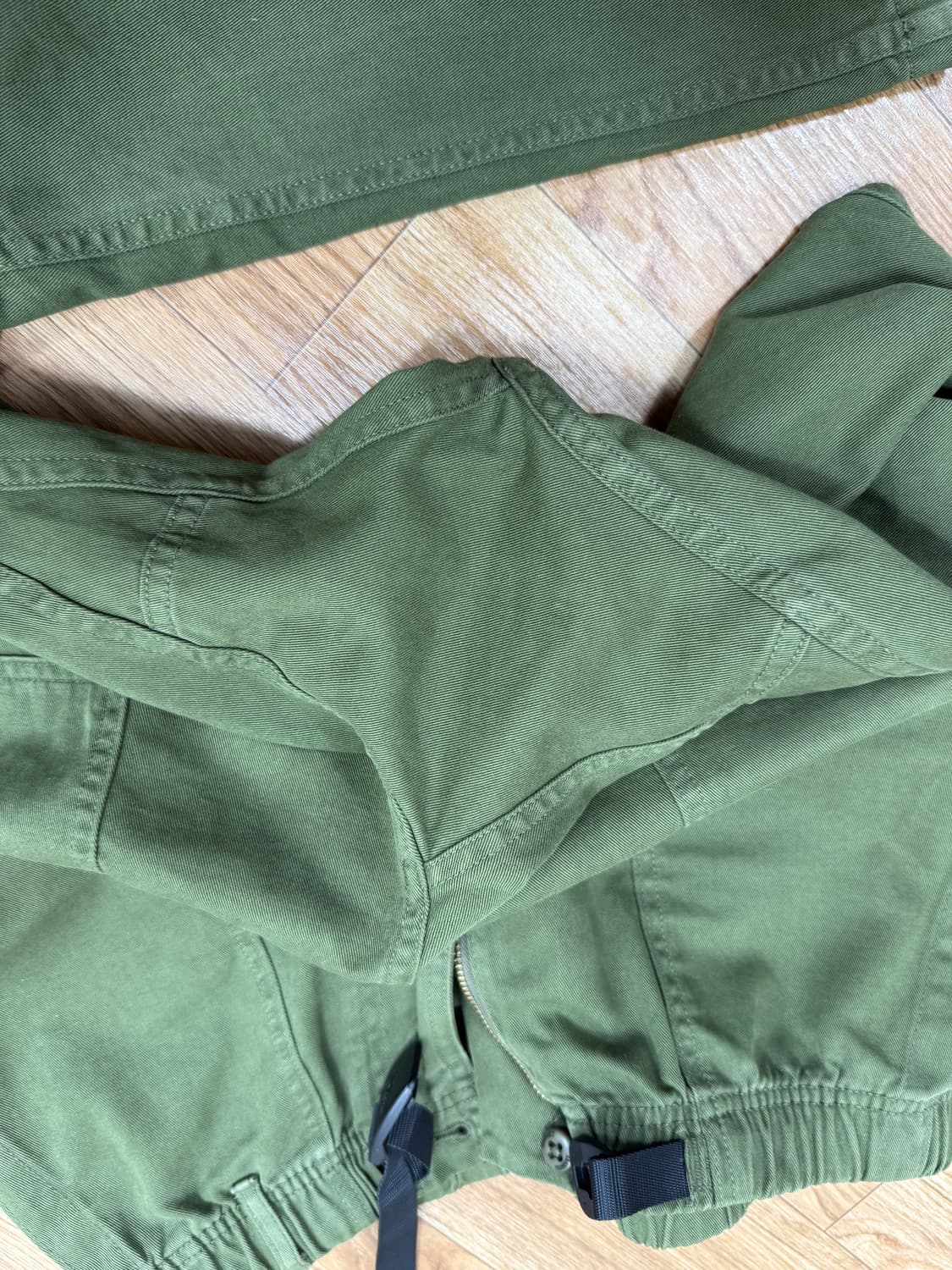 그라미치 루즈테이퍼드 릿지팬츠 올리브 M사이즈 판매합니다 상품이미지4