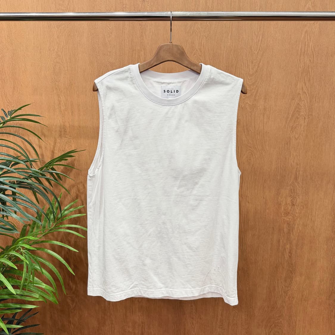 솔리드옴므 라운드넥 슬리브리스 티셔츠 무지 디테일 레귤러핏 화이트 상품이미지1