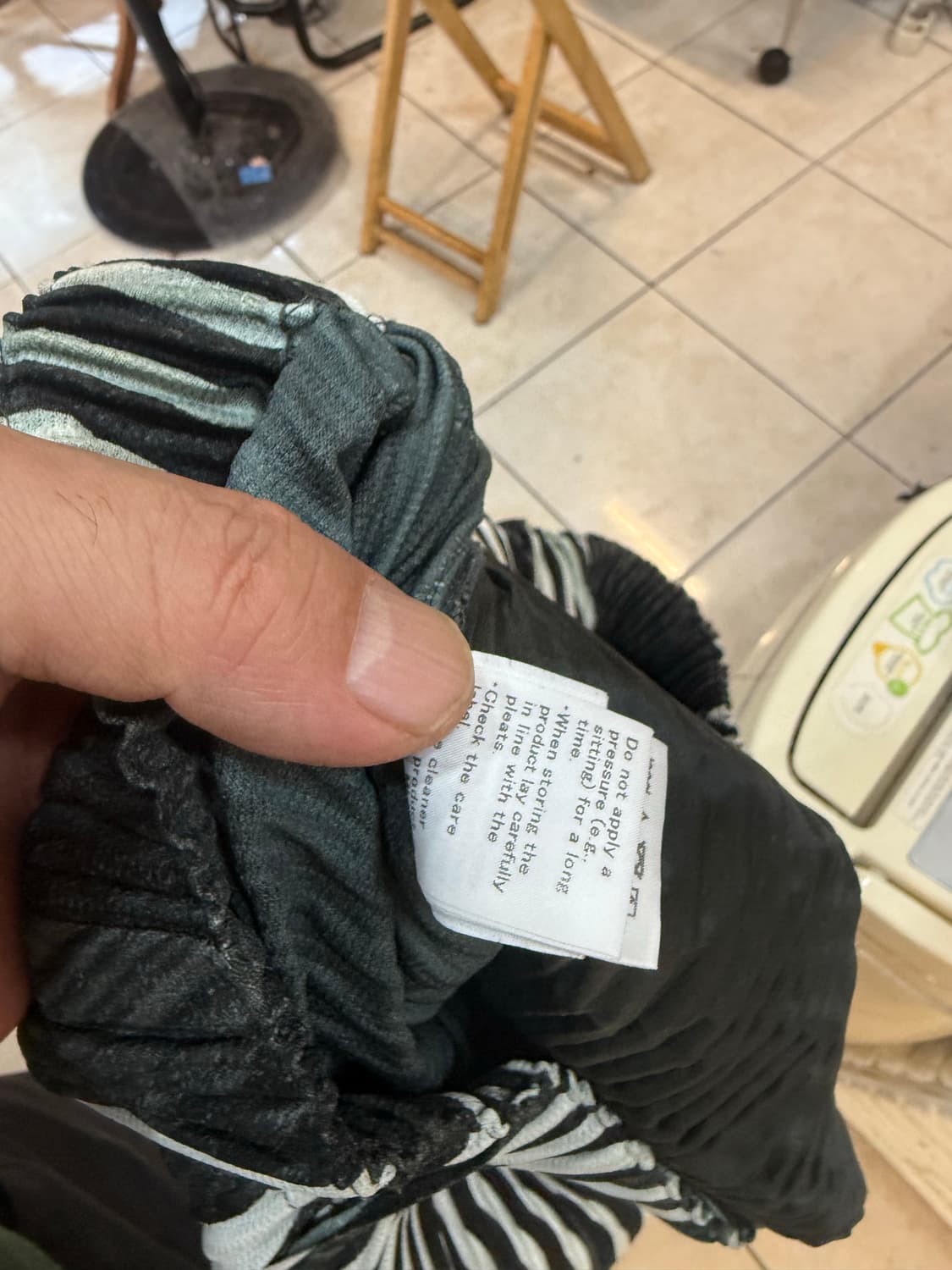 2/32 정품 옴므 플리세 바지 팝니다 상품이미지5