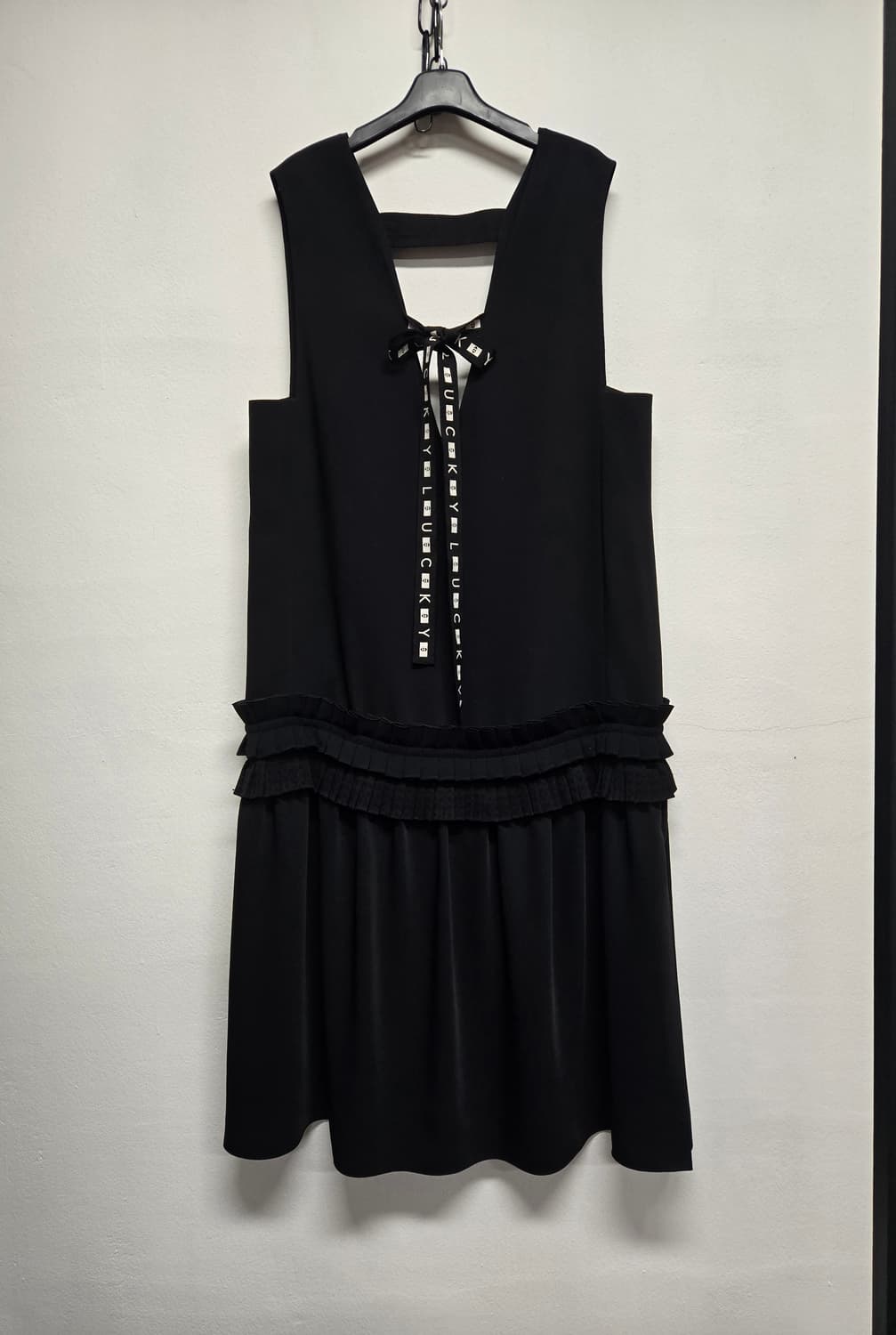 럭키슈에뜨 22ss 블랙 리본 플리츠 원피스 상품이미지1