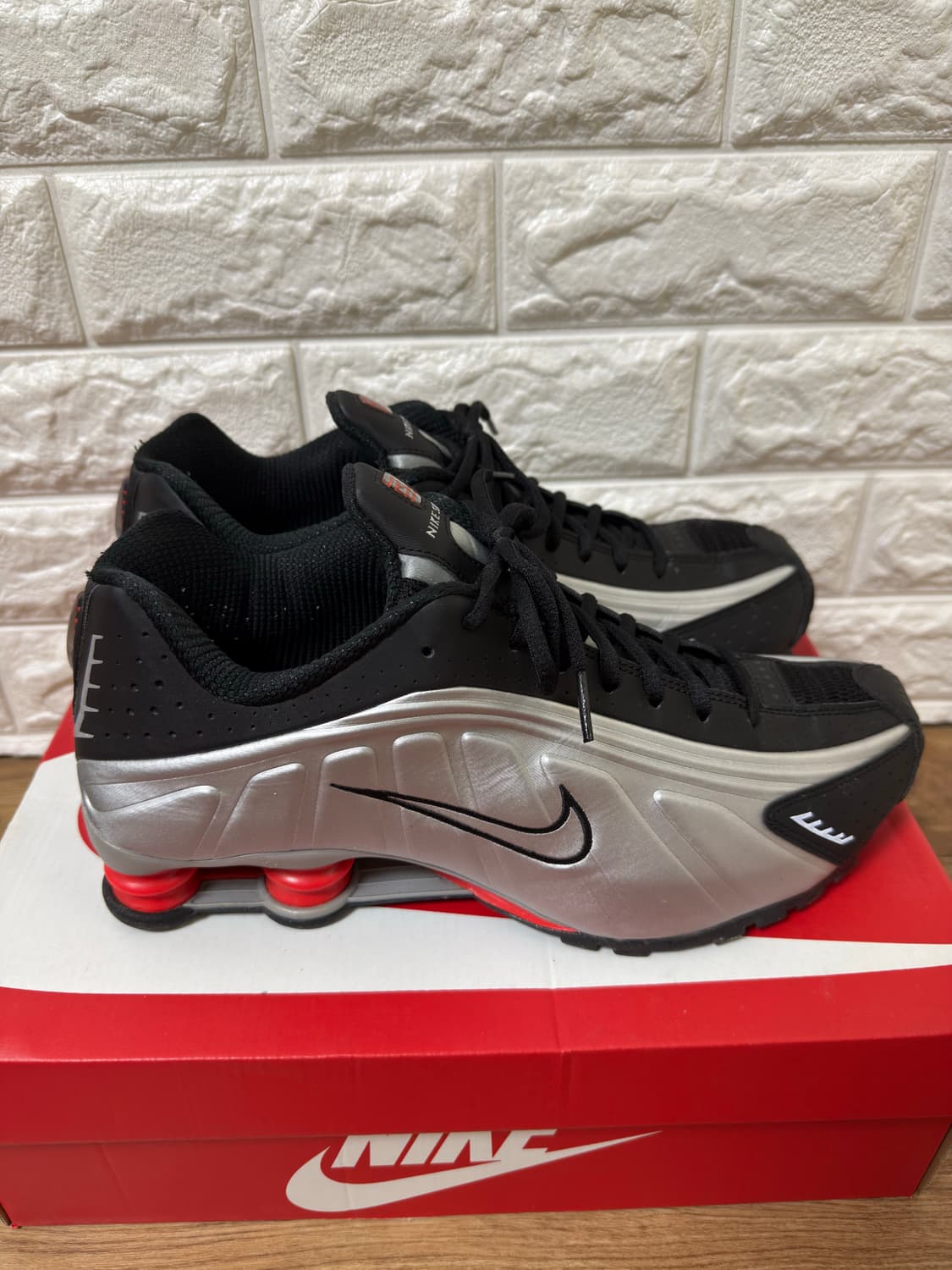 나이키 샥스 R4 메탈릭 실버 레드 상품이미지6
