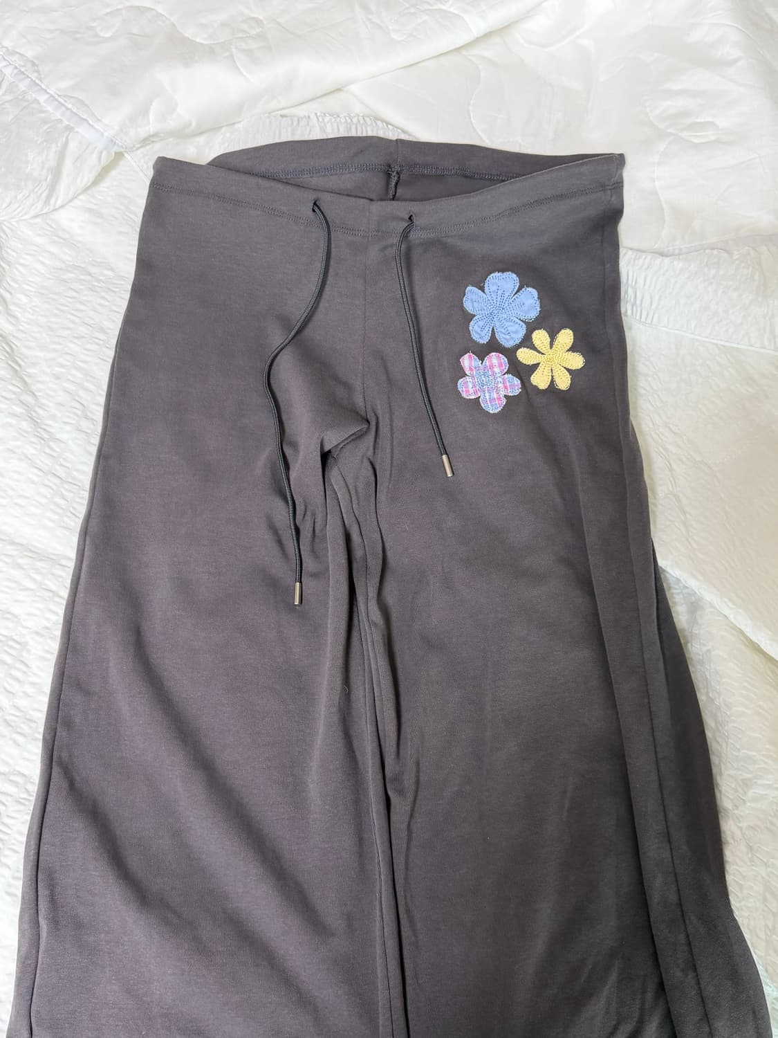 애즈이프칼리 FLOWER APPLIQUE BOOTCUT PANTS 차콜 상품이미지4