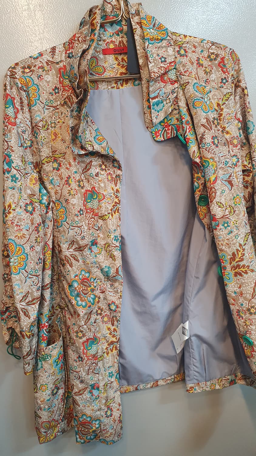S사이즈 오일릴리 바람막이 점퍼입니다. 화려한 패턴이 돋보이는 제품이에요 상품이미지2