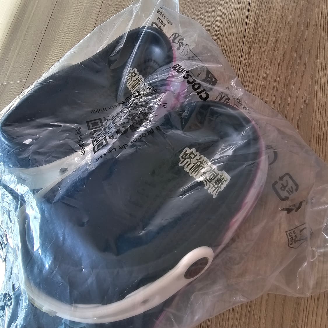 예약.250 새제품) 크록스 x 주술회전 클래식 클로그 블랙 208874 상품이미지5