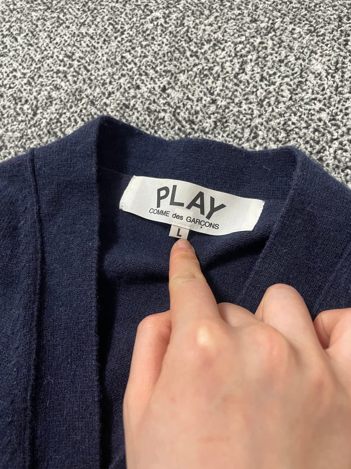 빈티지9. 꼼데가르송 플레이 블랙 하트 울 니트 가디건 네이비 상품이미지3