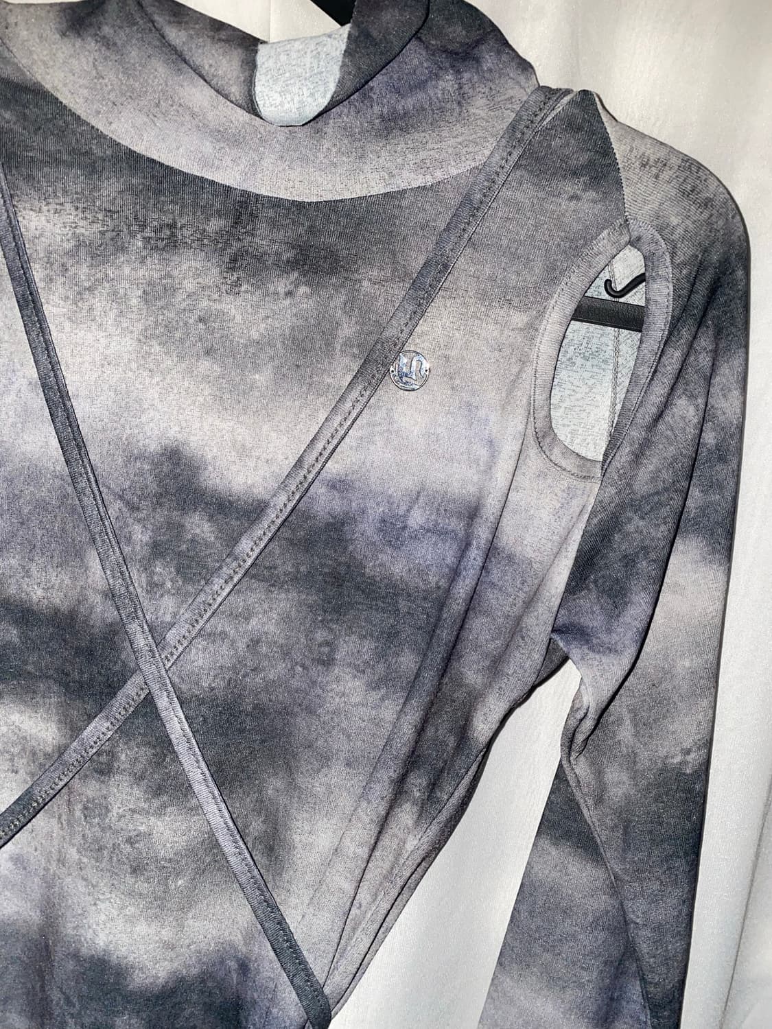 Cut out strap long sleeve 컷아웃 스트랩 상품이미지1