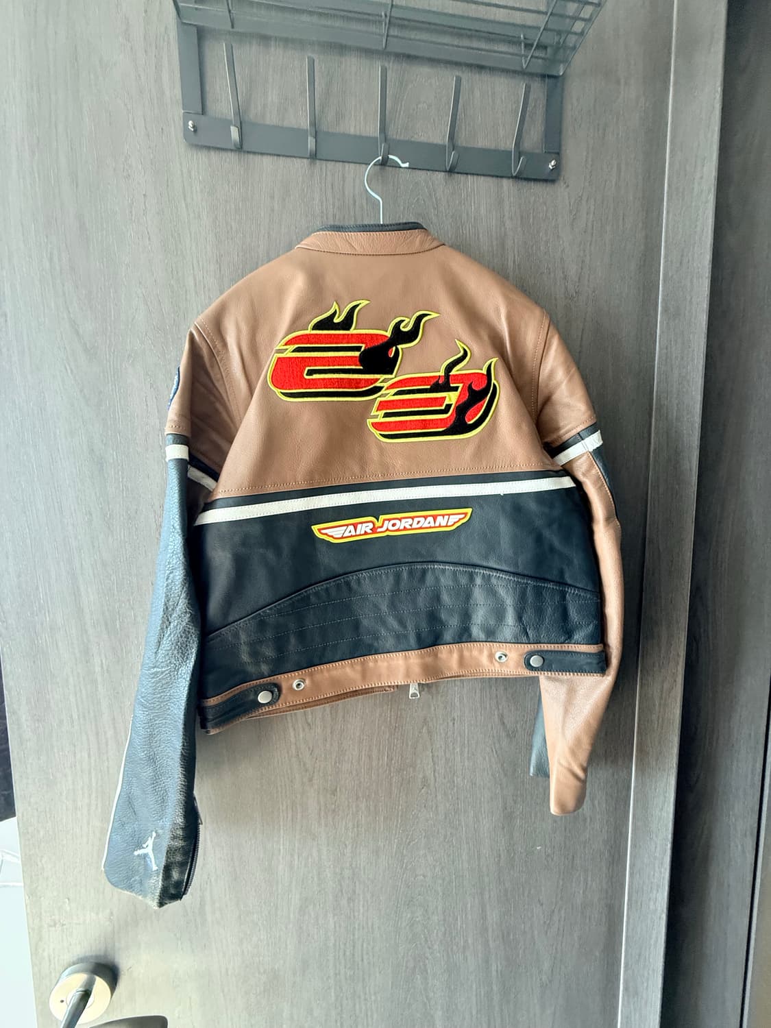 조던 x 트래비스 스캇 레더 자켓 아키오 브라운 - 아시아 상품이미지3