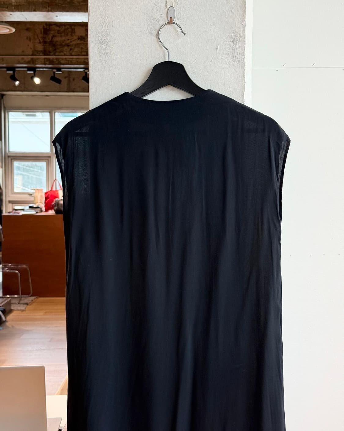 다미르 도마 사일런트 14ss 블랙 슬리브리스 버튼 원피스 상품이미지5