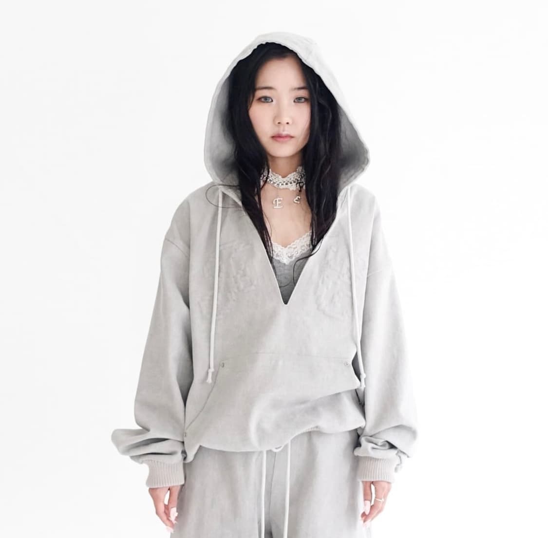 Shopfaerie 샵페어리 자수 엠보싱 브이넥 후디 그레이 상품이미지1