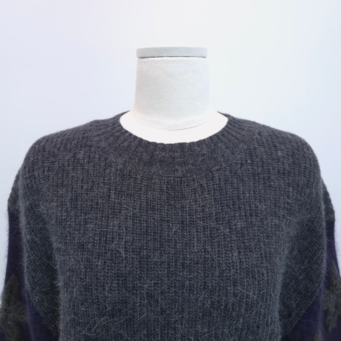 앙고라 자수 소매 차콜 배색 루즈핏 니트 상품이미지2