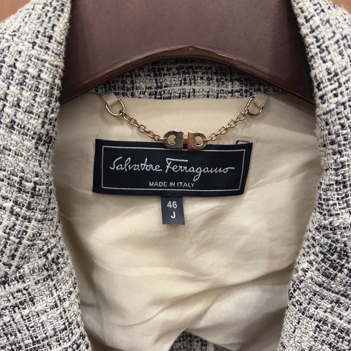 살바토레 페라가모 트위드 자켓 간치니 버클 포켓 테일러드핏 아이보리 상품이미지7