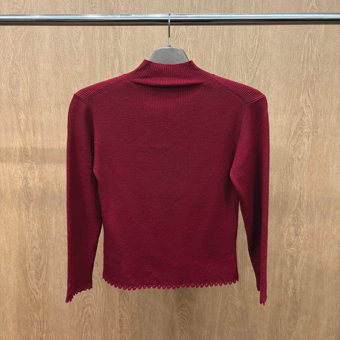 꾸레쥬 하프넥 골지 니트 로고 자수 패치 밑단 레이스 마감 디테일 레드 상품이미지3