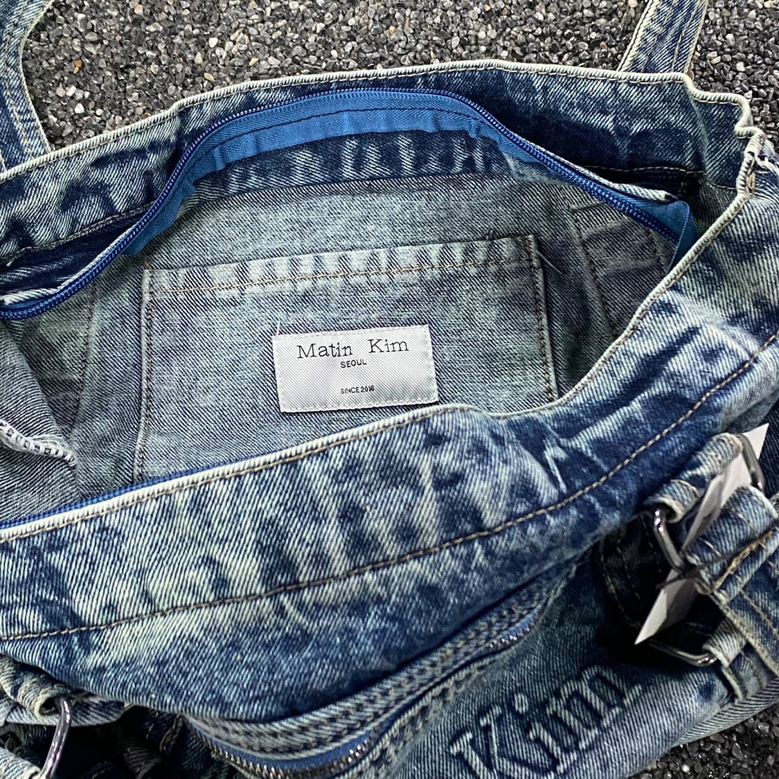 마뗑킴 빅로고 워시드 데님 숄더백 B3449 상품이미지3