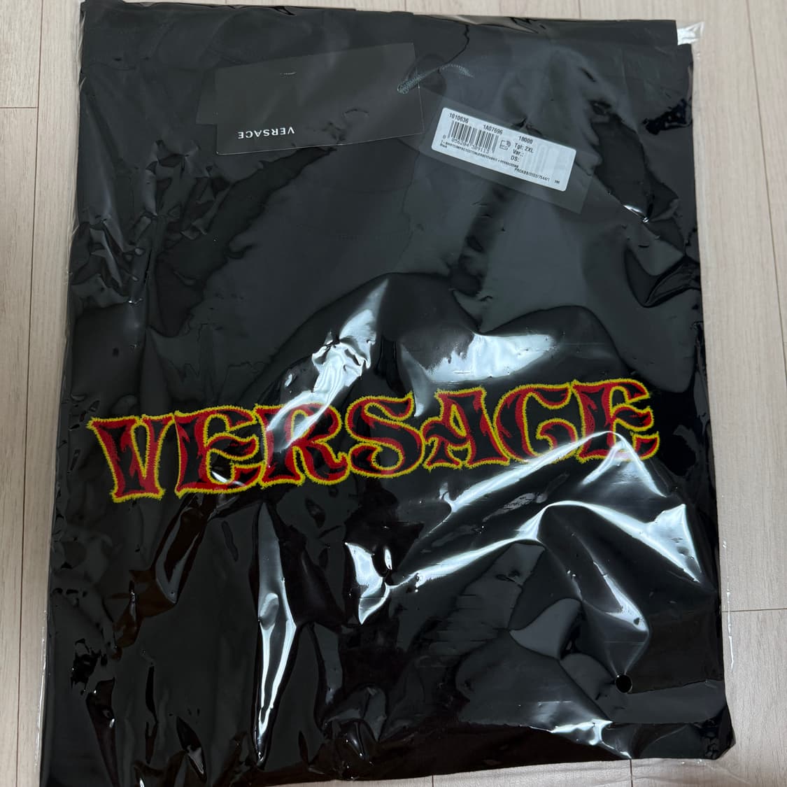 VERSACE 베르사체 엠보 로고 티셔츠 블랙 상품이미지2