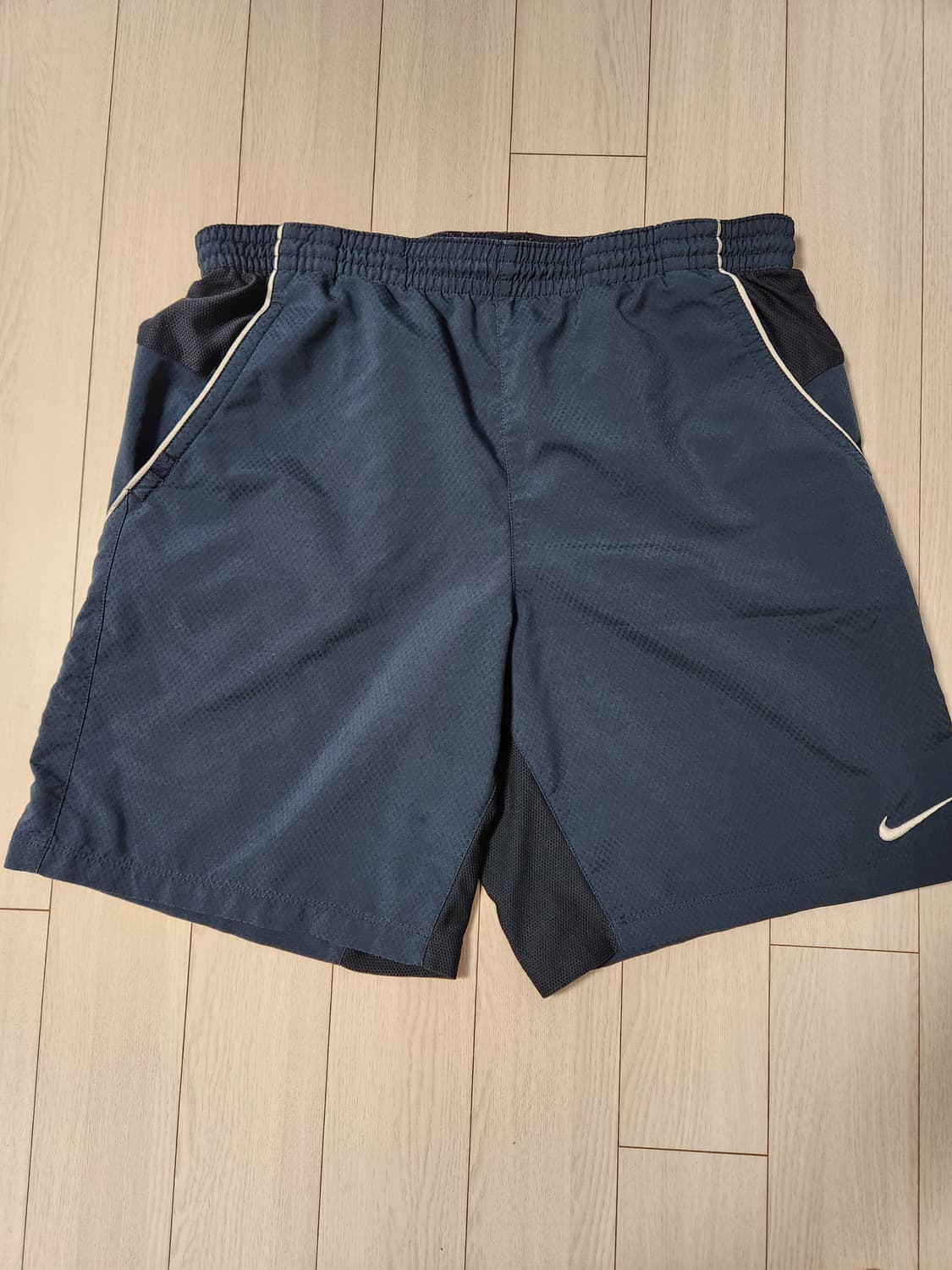 나이키 드라이핏 러닝 반바지 사이즈m

오염 하자 없이 깨끗해요^^

세 상품이미지1