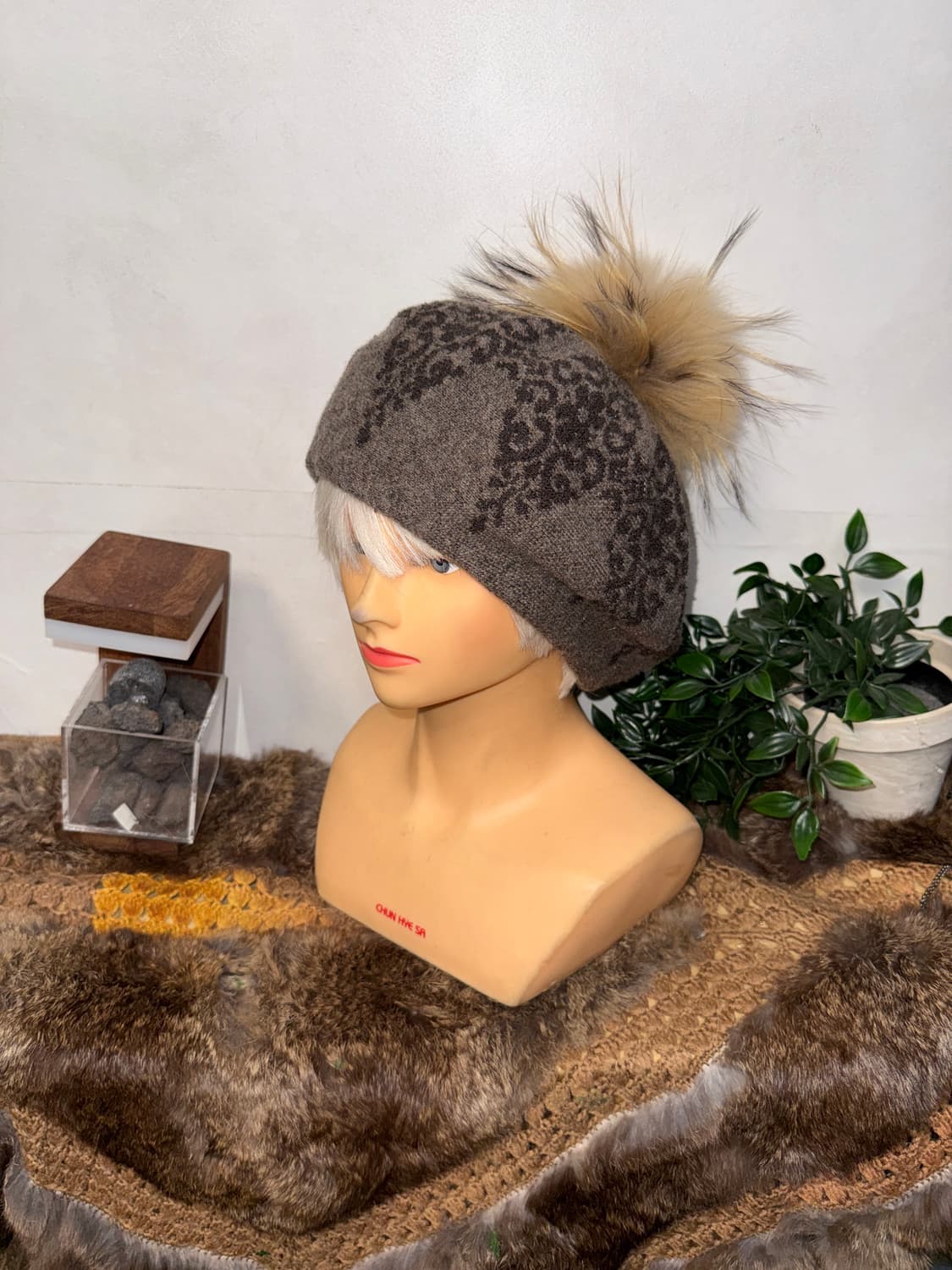 Ash brown oriental fur ball beret  상품이미지1