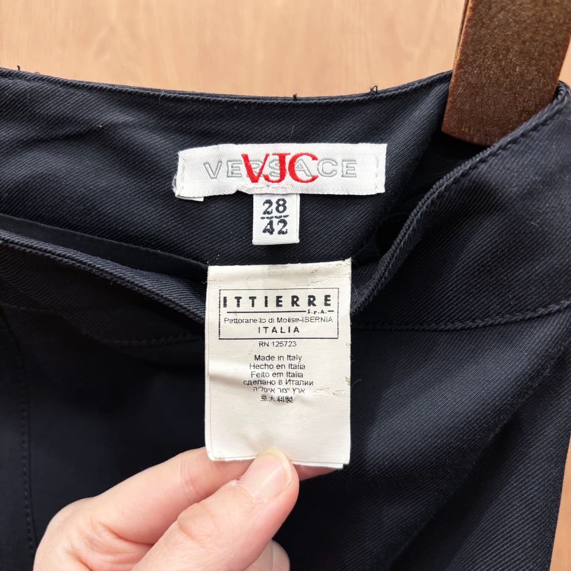 베르사체 코튼 미디 스커트 사선 절개 포인트 밑단 트임 디테일 블랙 상품이미지6