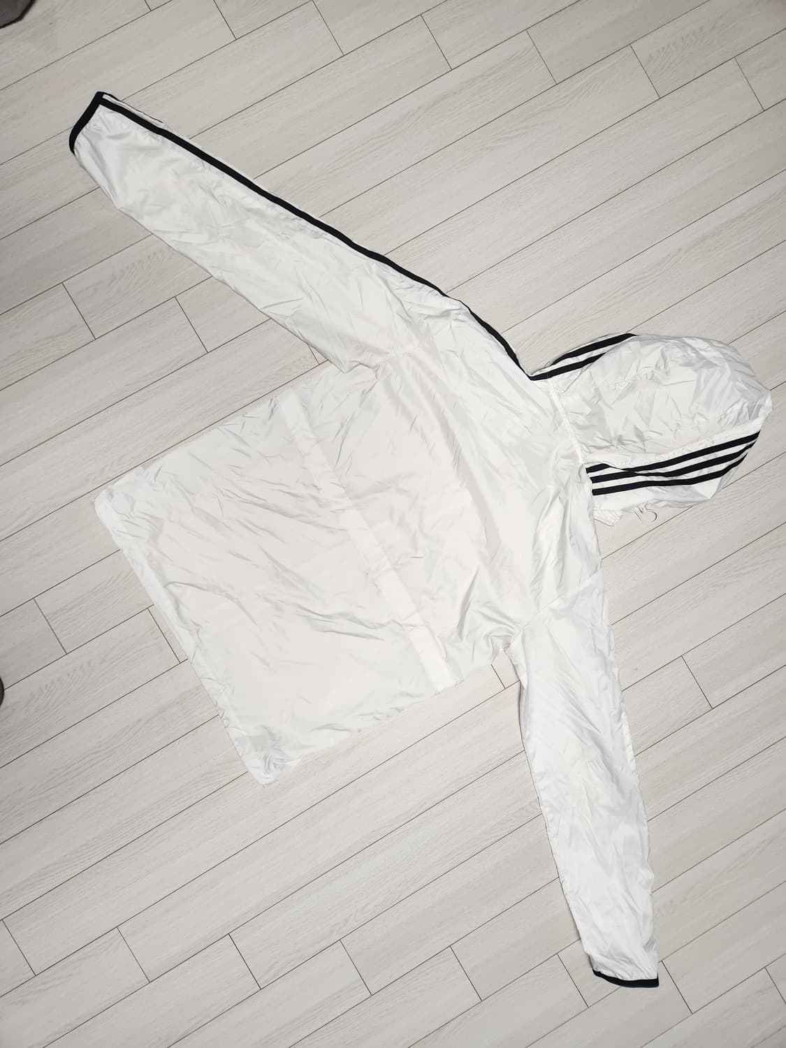 아디다스 에센셜 3S 우븐 윈드브레이커 바람막이 자켓

사이즈는 M인데  상품이미지5