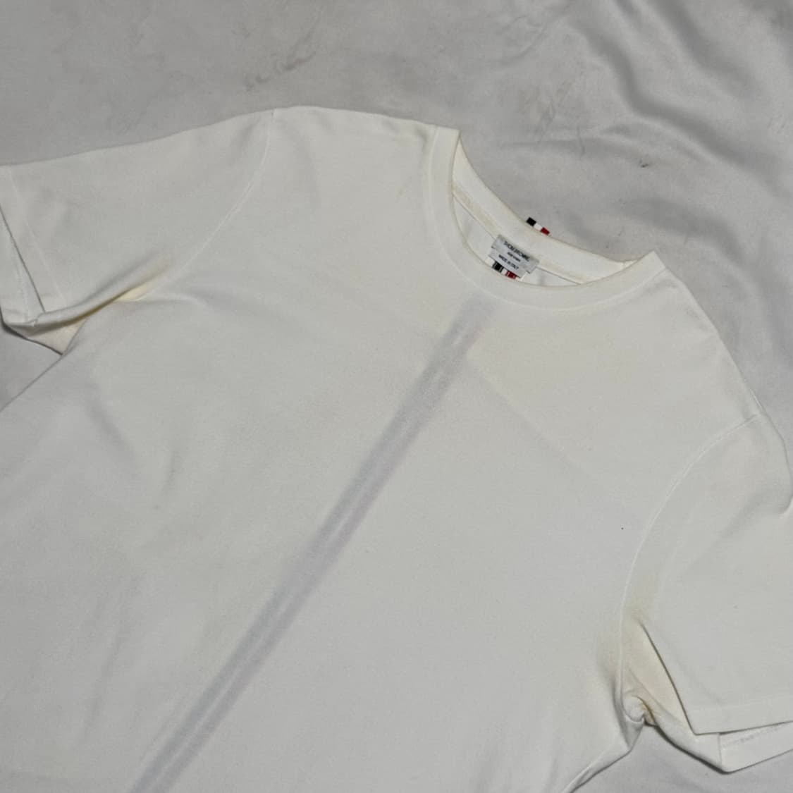 5 톰브라운 삼선 백로고 화이트 반팔티 상품이미지1