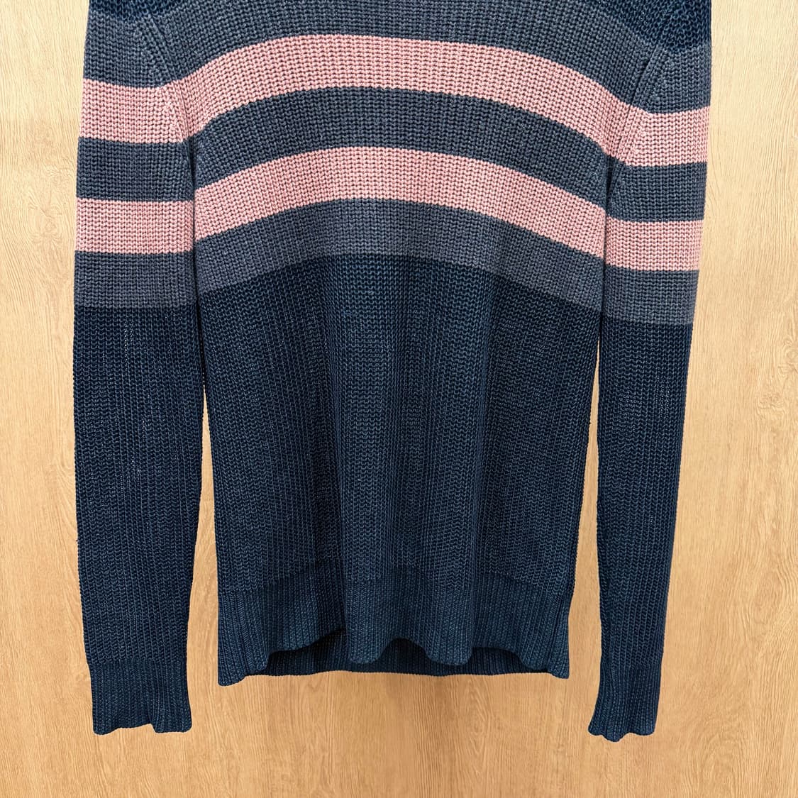 올세인츠 라운드넥 긴팔 니트 차콜 핑크 스트라이프 배색 디테일 네이비 상품이미지5