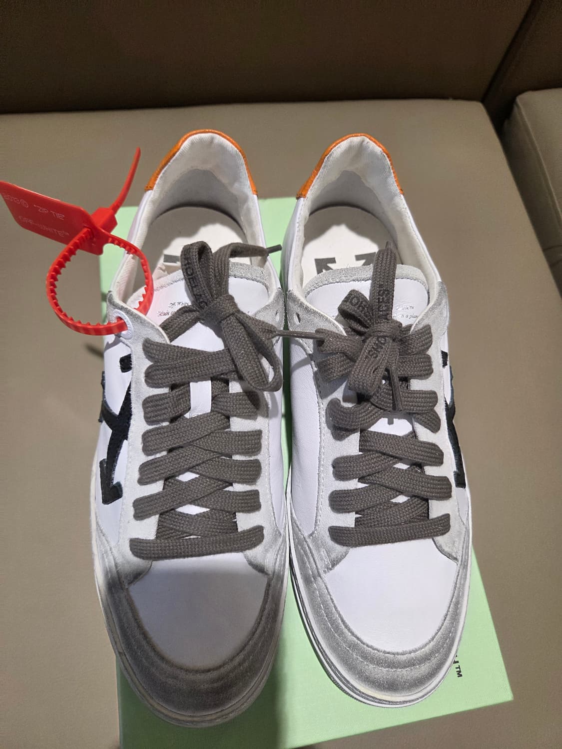 오프화이트 빈티지 애로우 레더 스니커즈 상품이미지3